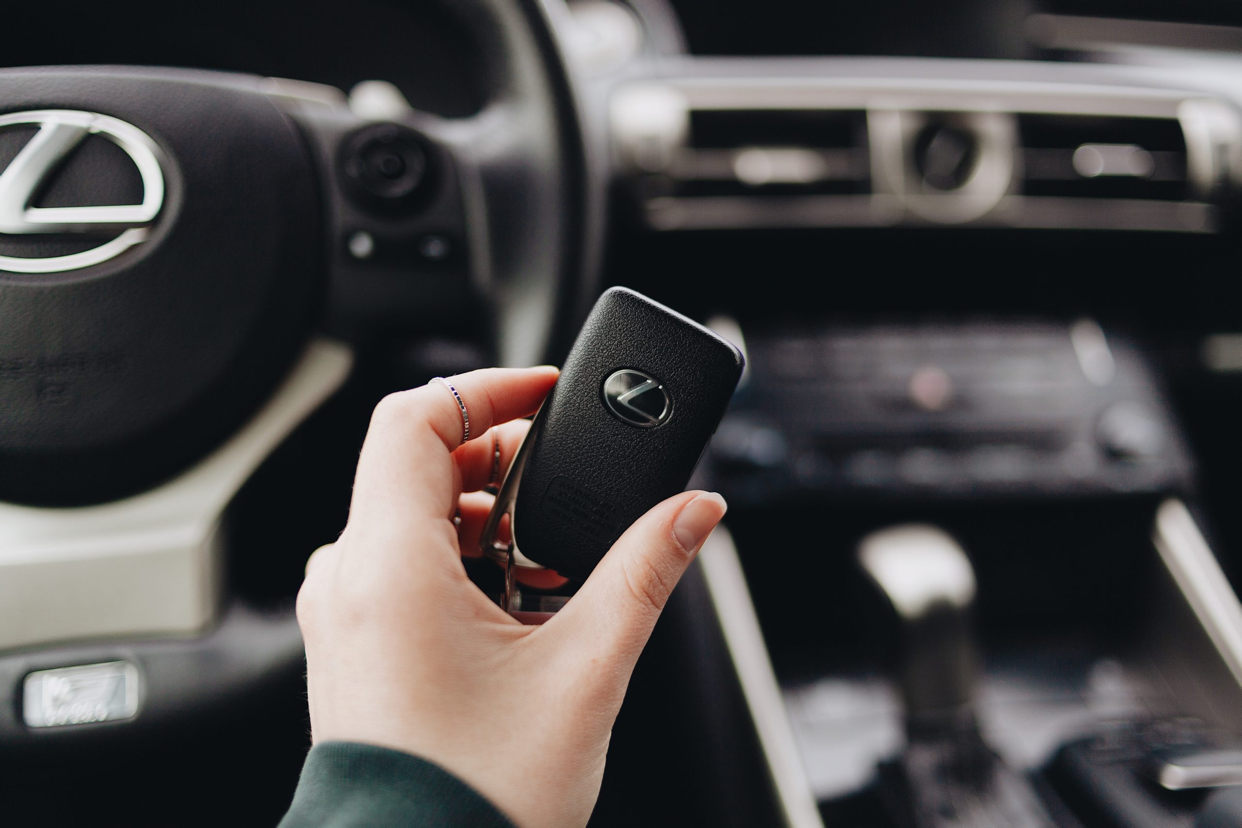 7 Razones Cruciales para Optar por un Servicio Especializado en Reparación y Duplicado de Llaves de Coche
